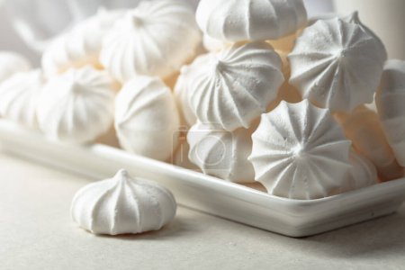 Foto de Pequeños merengues blancos en un plato blanco. Macro tiro. - Imagen libre de derechos