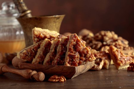 Téléchargez les photos : Biscuits aux noix et miel sur une vieille table en bois. - en image libre de droit