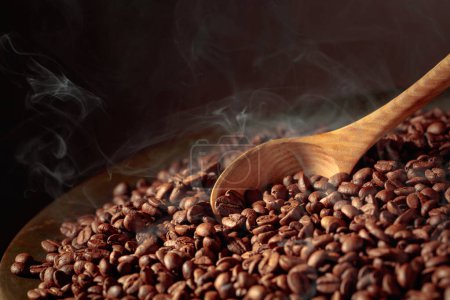 Foto de Los granos de café tostados medianos son ahumados en una sartén para asar. Copiar espacio. - Imagen libre de derechos