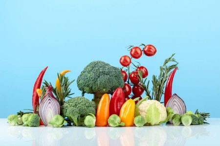Téléchargez les photos : Composition de divers légumes crus. Une image conceptuelle sur le thème du végétarisme. - en image libre de droit