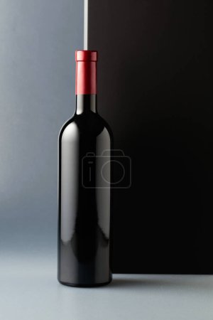 Foto de Una botella de vino tinto sin abrir. Copiar espacio. - Imagen libre de derechos