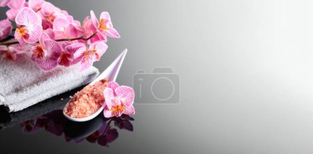 Téléchargez les photos : Belle floraison fleurs d'orchidée et rose sel de mer. Le concept pour le spa avec espace de copie. - en image libre de droit