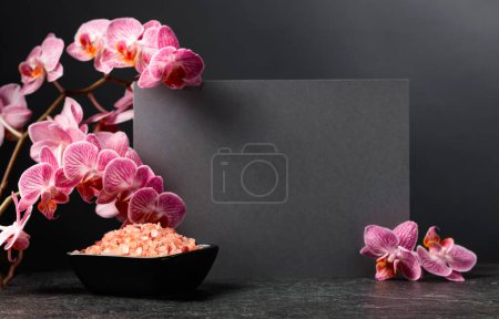 Foto de Hermosas flores de orquídea en flor y sal marina rosa. Imagen conceptual para el spa. Copia espacio para tu texto. - Imagen libre de derechos