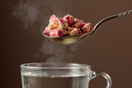 Téléchargez les photos : Boutons de rose séchés pour la fabrication de tisanes et de tasses à base d'eau chaude. - en image libre de droit