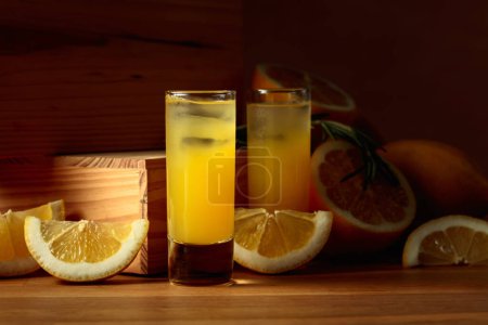 Téléchargez les photos : Liqueur de citron froide Limoncello aux citrons frais et romarin. - en image libre de droit