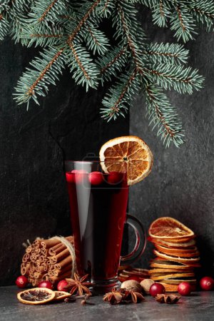 Téléchargez les photos : Boisson de Noël chaude aux épices, agrumes secs et canneberges. - en image libre de droit