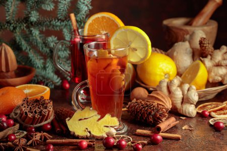 Foto de Bebidas calientes de Navidad con especias y frutas. - Imagen libre de derechos