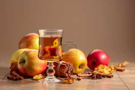 Foto de Zumo de manzana con manzanas, canela y anís sobre un fondo beige. Copiar espacio. - Imagen libre de derechos