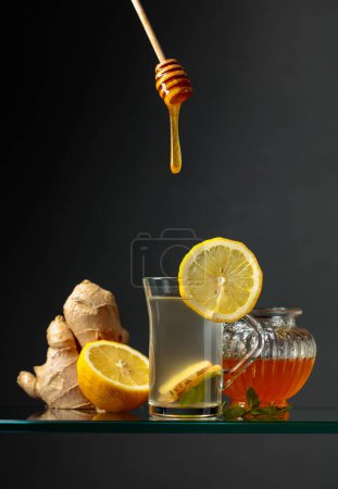 Téléchargez les photos : Thé au gingembre avec citron, menthe et miel. Espace de copie. - en image libre de droit
