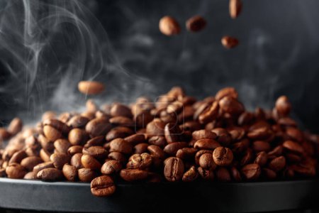 Téléchargez les photos : Steaming coffee beans in movement on a black background. - en image libre de droit