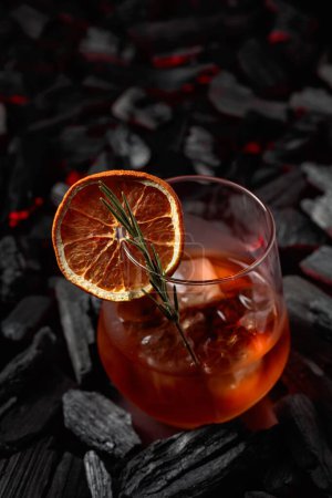 Foto de Cóctel a la antigua con hielo y rebanada de naranja seca. - Imagen libre de derechos