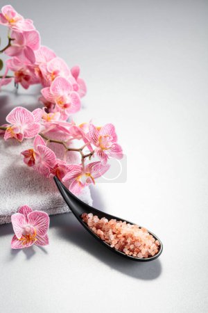 Foto de Hermosas flores de orquídea en flor y sal marina rosa. El concepto para el spa con espacio para copias. - Imagen libre de derechos
