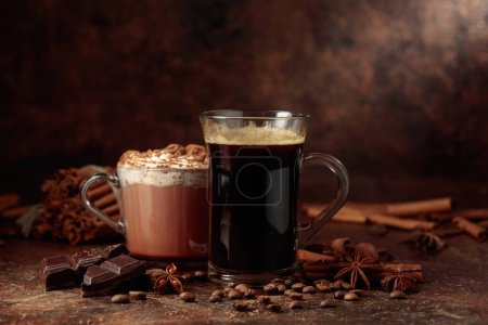 Téléchargez les photos : Café noir et chocolat chaud à la crème fouettée saupoudrée de cacao en poudre. - en image libre de droit