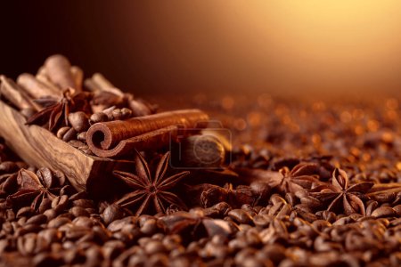 Téléchargez les photos : Roasted coffee beans with cinnamon sticks, anise, and nutmeg. Selective focus. Copy space. - en image libre de droit