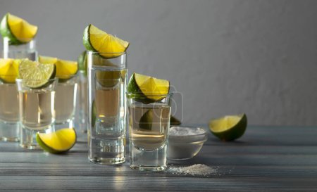 Téléchargez les photos : Tequila au sel et citron vert sur une vieille table en bois - en image libre de droit