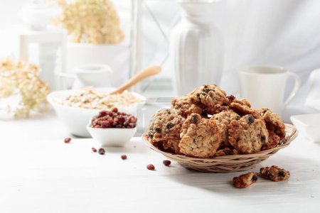 Téléchargez les photos : Biscuits au raisin d'avoine sur une table blanche. Espace de copie. - en image libre de droit