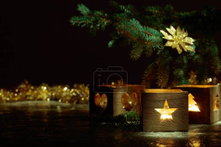 Téléchargez les photos : Décoration de Noël. Brûler des bougies dans de petites boîtes en bois. Espace de copie. - en image libre de droit