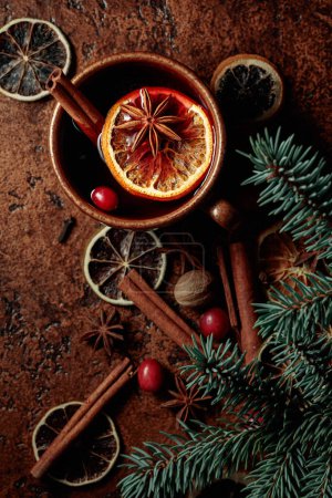 Téléchargez les photos : Boisson de Noël chaude aux épices, agrumes secs et canneberges. Vue du dessus. - en image libre de droit