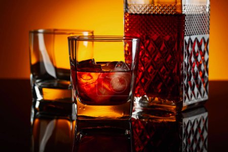 Téléchargez les photos : Whisky avec glace sur fond réfléchissant - en image libre de droit