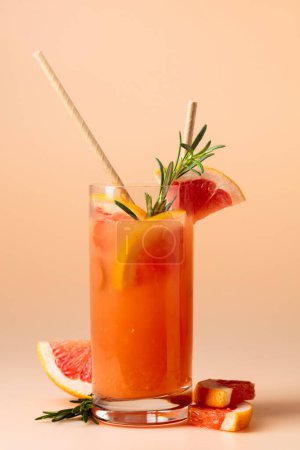 Téléchargez les photos : Cocktail d'été avec pamplemousse, romarin et glace dans un verre congelé. - en image libre de droit