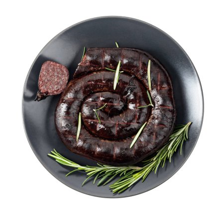 Téléchargez les photos : Pouding noir ou saucisse de sang avec romarin sur une assiette noire. Isolé sur fond blanc. - en image libre de droit
