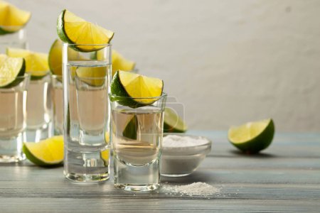 Foto de Tequila con sal y lima sobre mesa de madera vieja
. - Imagen libre de derechos