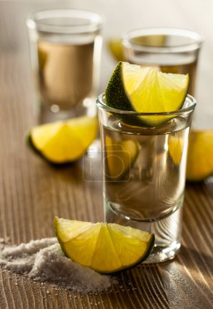 Téléchargez les photos : Tequila au sel et citron vert sur une vieille table en bois
. - en image libre de droit