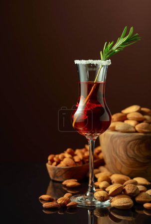 Téléchargez les photos : Forte liqueur italienne alcoolique Amaretto aux amandes noix sur fond brun. - en image libre de droit