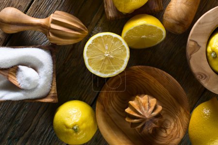 Téléchargez les photos : Citrons mûrs et pressoir sur une vieille table en bois.
 . - en image libre de droit