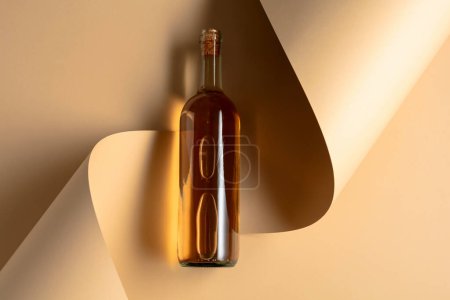 Foto de Botella de vino blanco sobre fondo beige. Vista superior. Copiar espacio. - Imagen libre de derechos