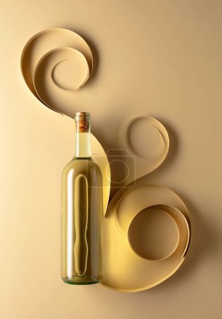 Téléchargez les photos : Bouteille de vin blanc sur fond beige. Vue de dessus. Espace de copie. - en image libre de droit