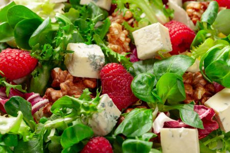 Téléchargez les photos : Salade verte au fromage bleu, framboises et noix. - en image libre de droit
