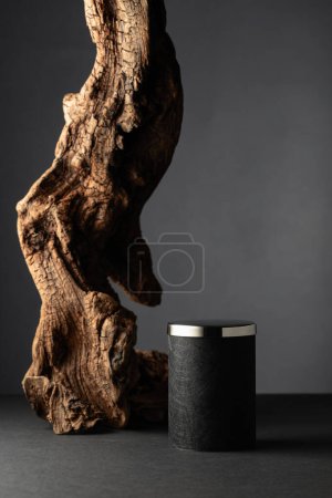 Foto de Negro podio vacío y madera, textura, enganche seco sobre un fondo negro. Exposición stand para cosméticos, producto, artículo. - Imagen libre de derechos