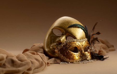 Foto de Máscaras de carnaval veneciano dorado. Máscaras vintage sobre fondo beige. Copiar espacio. - Imagen libre de derechos