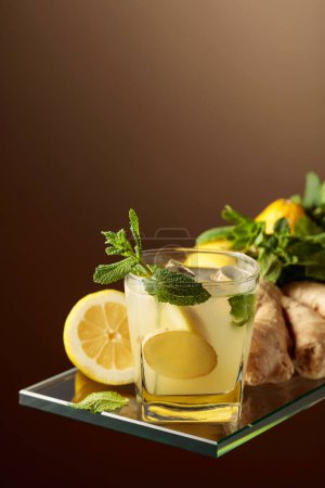 Téléchargez les photos : Cocktail de bière au gingembre avec citron et menthe dans un verre congelé. Cocktail d'été rafraîchissant avec glace naturelle, gingembre, citron et menthe. Espace de copie. - en image libre de droit