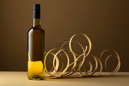 Téléchargez les photos : Bouteille de vin blanc sur fond beige. - en image libre de droit