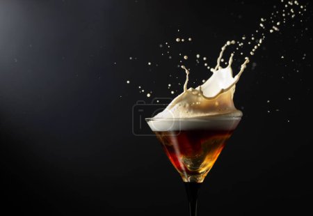 Foto de Bebida Espresso Martini con salpicaduras sobre fondo negro. Copiar espacio. - Imagen libre de derechos
