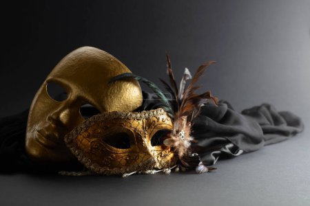 Téléchargez les photos : Masques de carnaval vénitien doré. Masques vintage sur fond noir. Espace de copie. - en image libre de droit