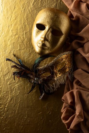 Téléchargez les photos : Masques de carnaval vénitien vintage masques sur un fond doré. Espace de copie. - en image libre de droit