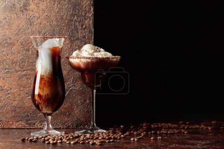 Téléchargez les photos : Café et boissons au chocolat avec crème fouettée sur fond brun. Espace de copie. - en image libre de droit