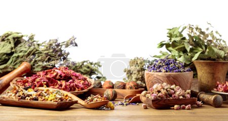 Foto de Mezcla seca de té de hierbas y varias plantas medicinales secas, hierbas y flores. Aislado sobre un fondo blanco. - Imagen libre de derechos