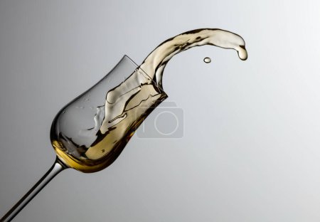 Foto de La bebida se derrama del vaso. Concepto del tema del alcohol premium. Copiar espacio. - Imagen libre de derechos