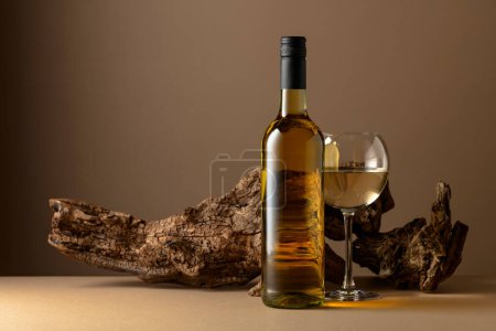 Téléchargez les photos : Vin blanc et vieux chicots sur fond beige. Espace de copie. - en image libre de droit