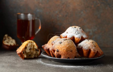 Téléchargez les photos : Cupcakes maison aux raisins secs saupoudrés de sucre en poudre. Espace de copie. - en image libre de droit
