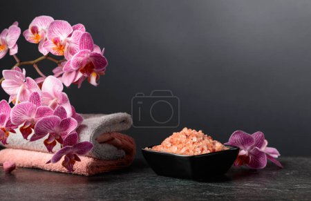Téléchargez les photos : Belle floraison fleurs d'orchidée et rose sel de mer. Image conceptuelle pour le spa avec espace de copie. - en image libre de droit