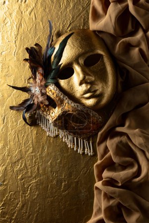 Foto de Máscaras de carnaval veneciano vintage máscaras sobre un fondo dorado. Copiar espacio. - Imagen libre de derechos