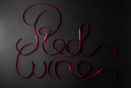 Téléchargez les photos : Ruban de satin mince en forme de mots Vin rouge. - en image libre de droit