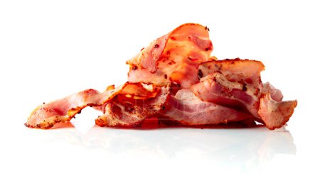 Téléchargez les photos : Tranches de bacon frites isolées sur fond blanc. - en image libre de droit