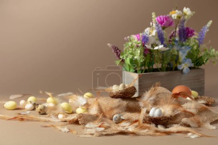 Foto de Composición de Pascua con huevos, plumas y flores de primavera sobre un fondo beige. Copiar espacio. - Imagen libre de derechos