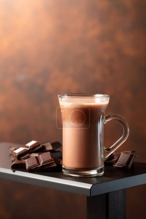 Foto de Pedazos de chocolate amargo y vaso de bebida de cacao. Copiar espacio. - Imagen libre de derechos